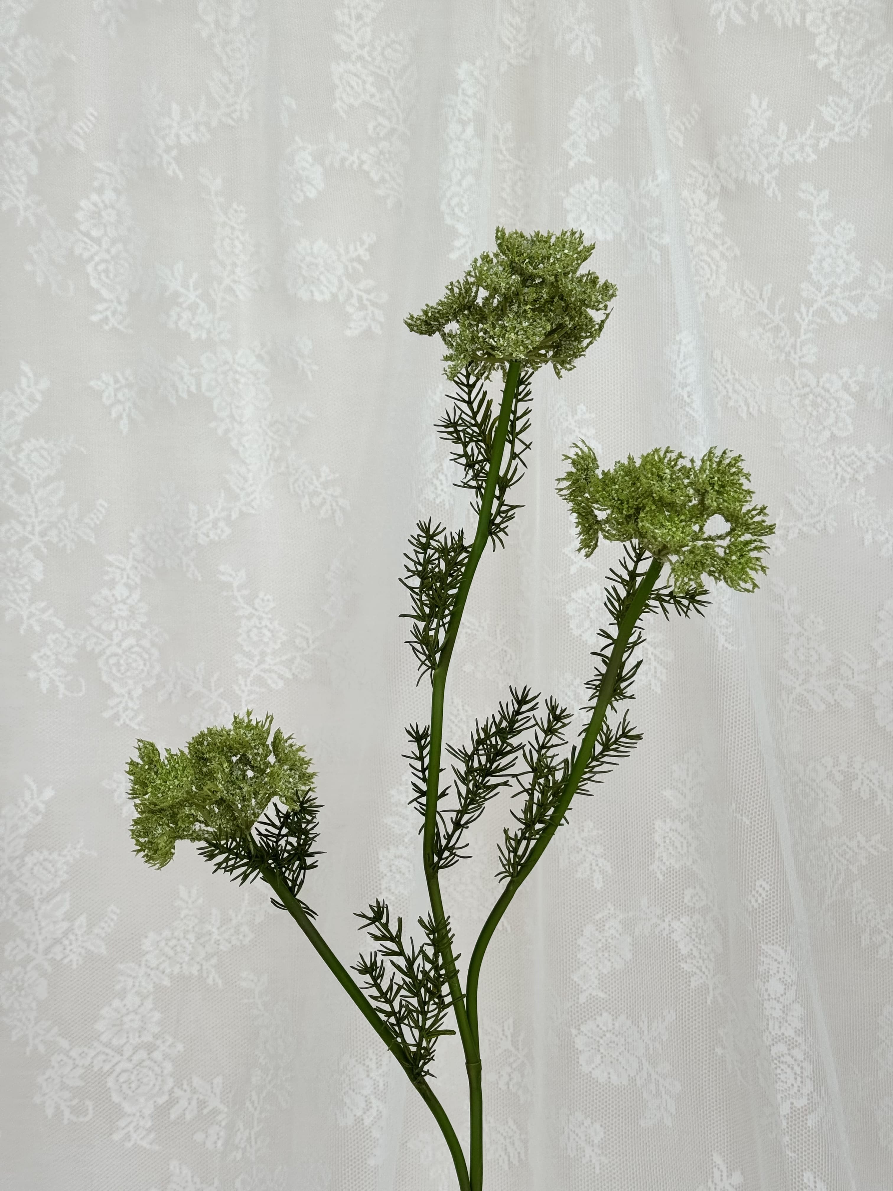 Artificial white and green carrot flower by Fleuristic, showcasing detailed petals and natural-looking vibrant colors.