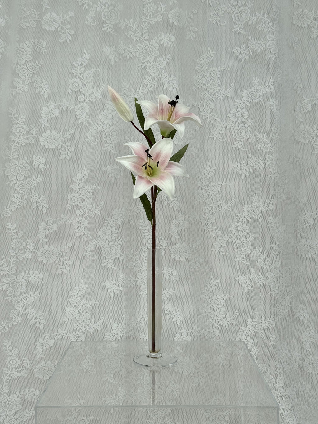 Artificial lily flower by Fleuristic in soft lilac color, realistic silk bloom with detailed petals and green stem.