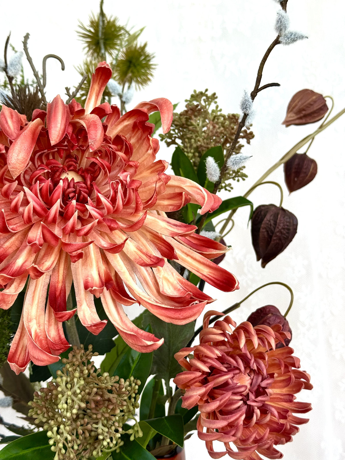Artificial floral arrangement with maple spice-themed flowers by Fleuristic, showcasing warm autumn tones and natural beauty.