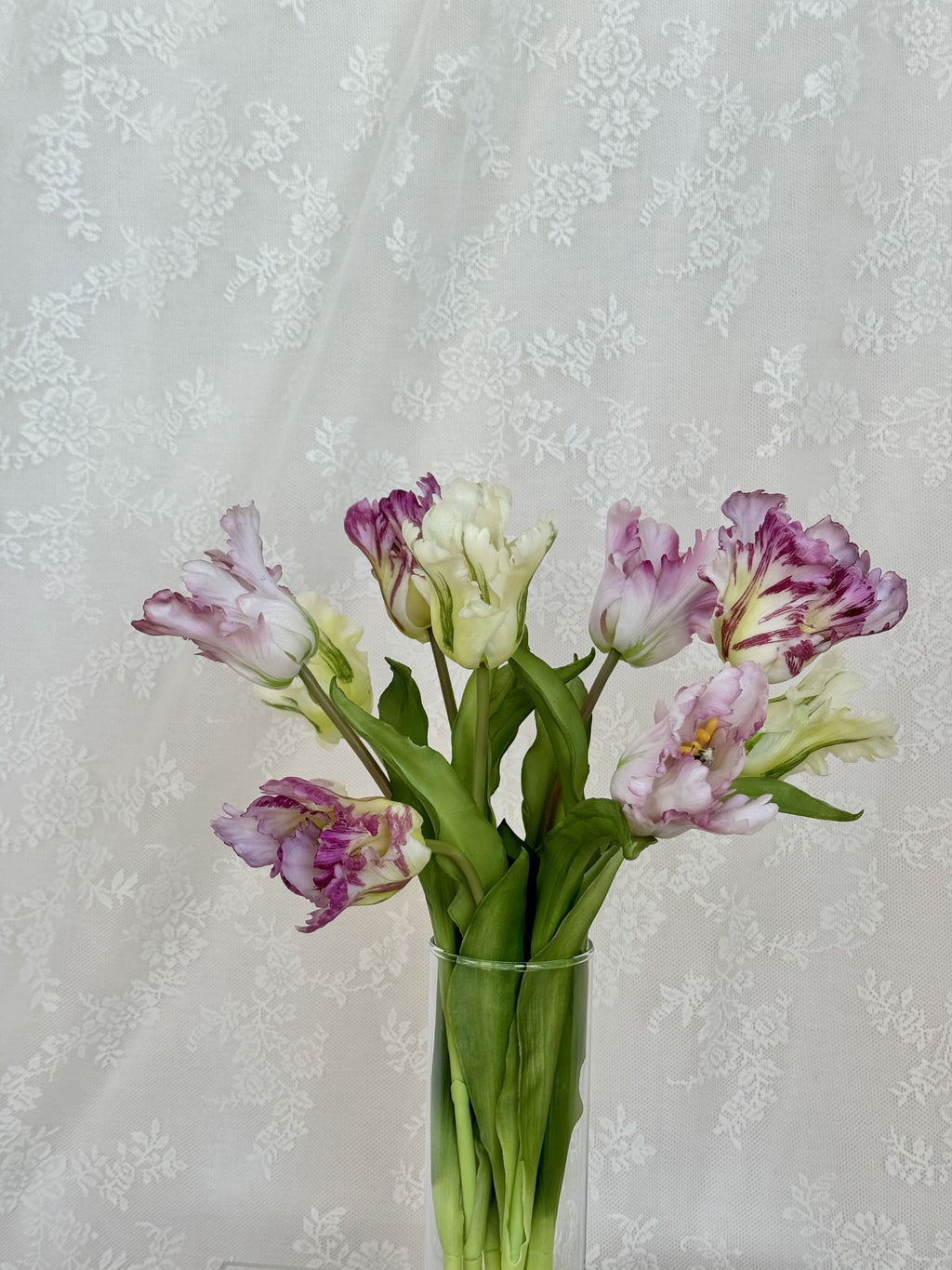 Artificial papegøje tulip bouquet by Fleuristic featuring vibrant, realistic tulip flowers in a lush, colorful arrangement.