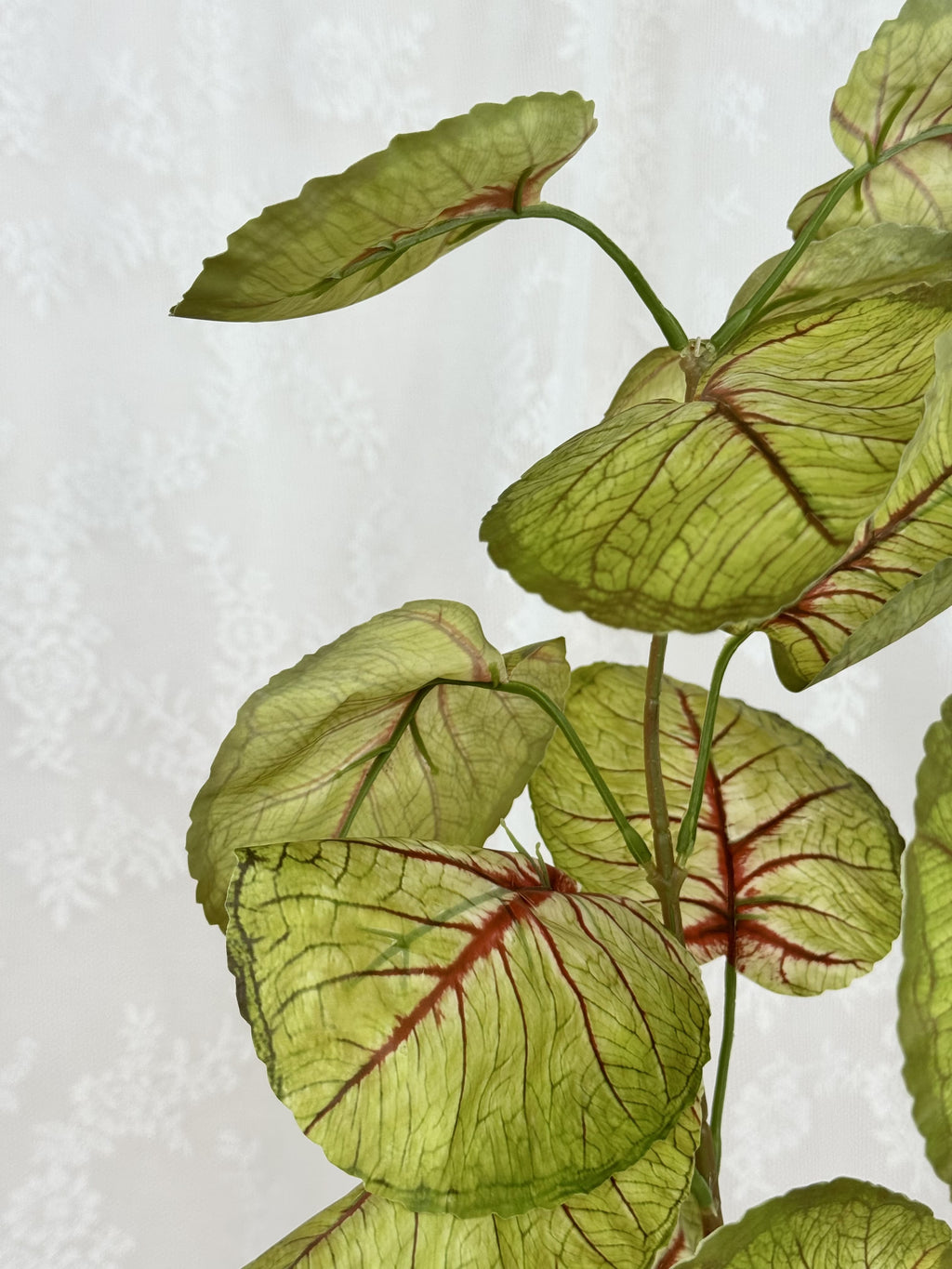 Fleuristic artificial green and red blade leaves with detailed texture, suitable for decorative floral arrangements.