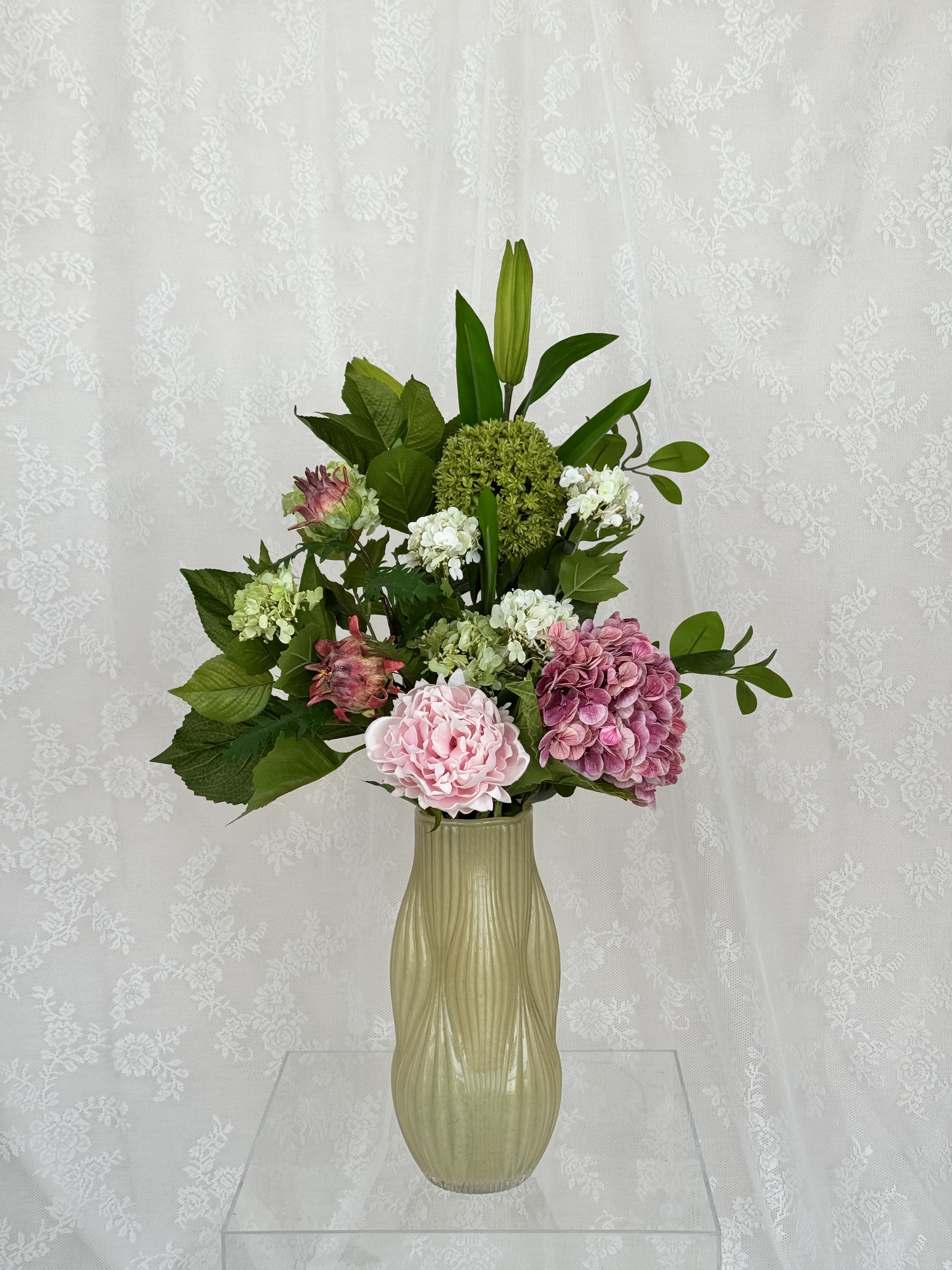Artificial rosy green sugar roses from Fleuristic's Rosy Green collection, arranged in a natural, lifelike display.