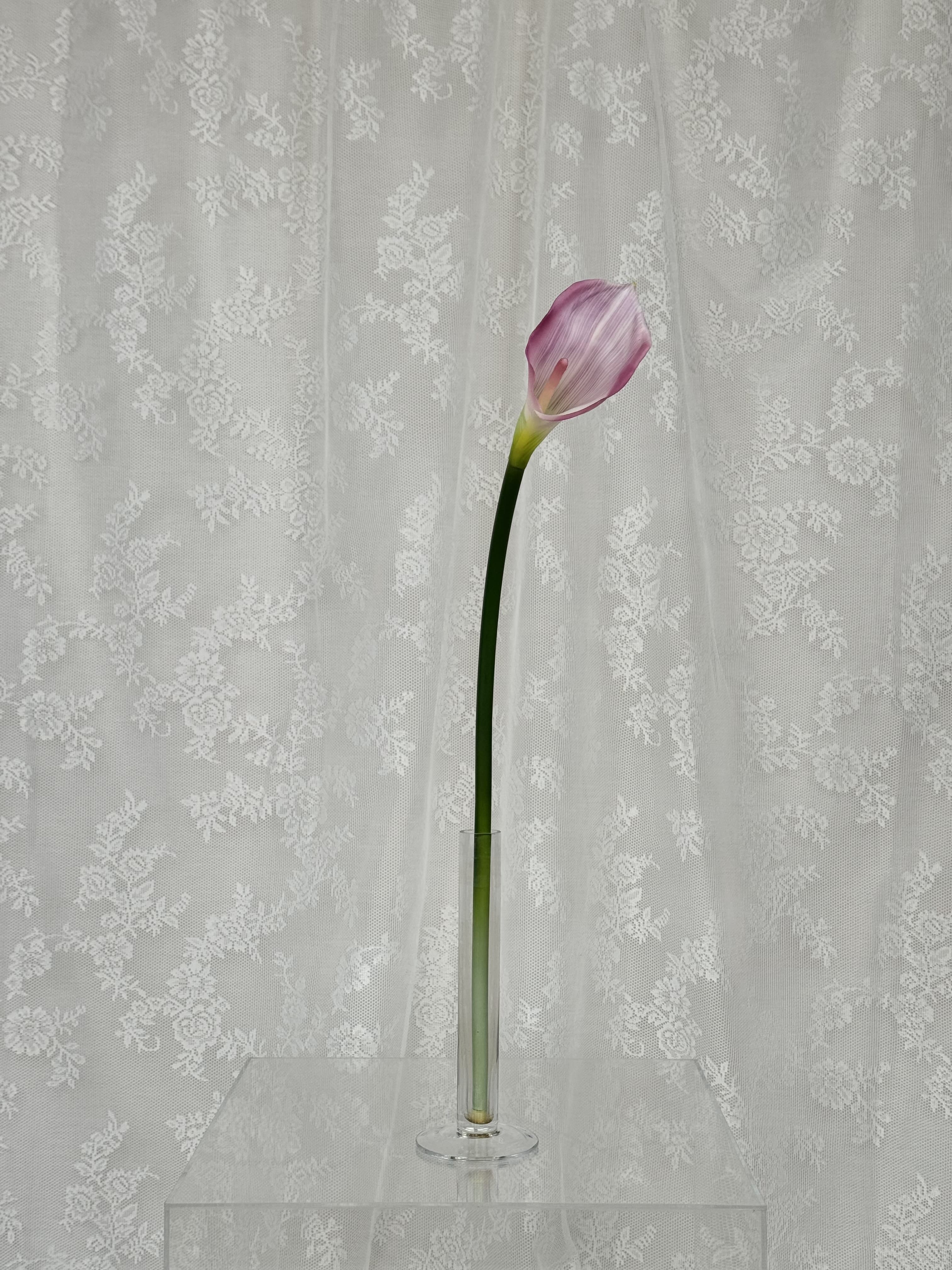 Artificial large calla lily in soft pink from Fleuristic, showcasing realistic silk flower with elegant, smooth petals.
