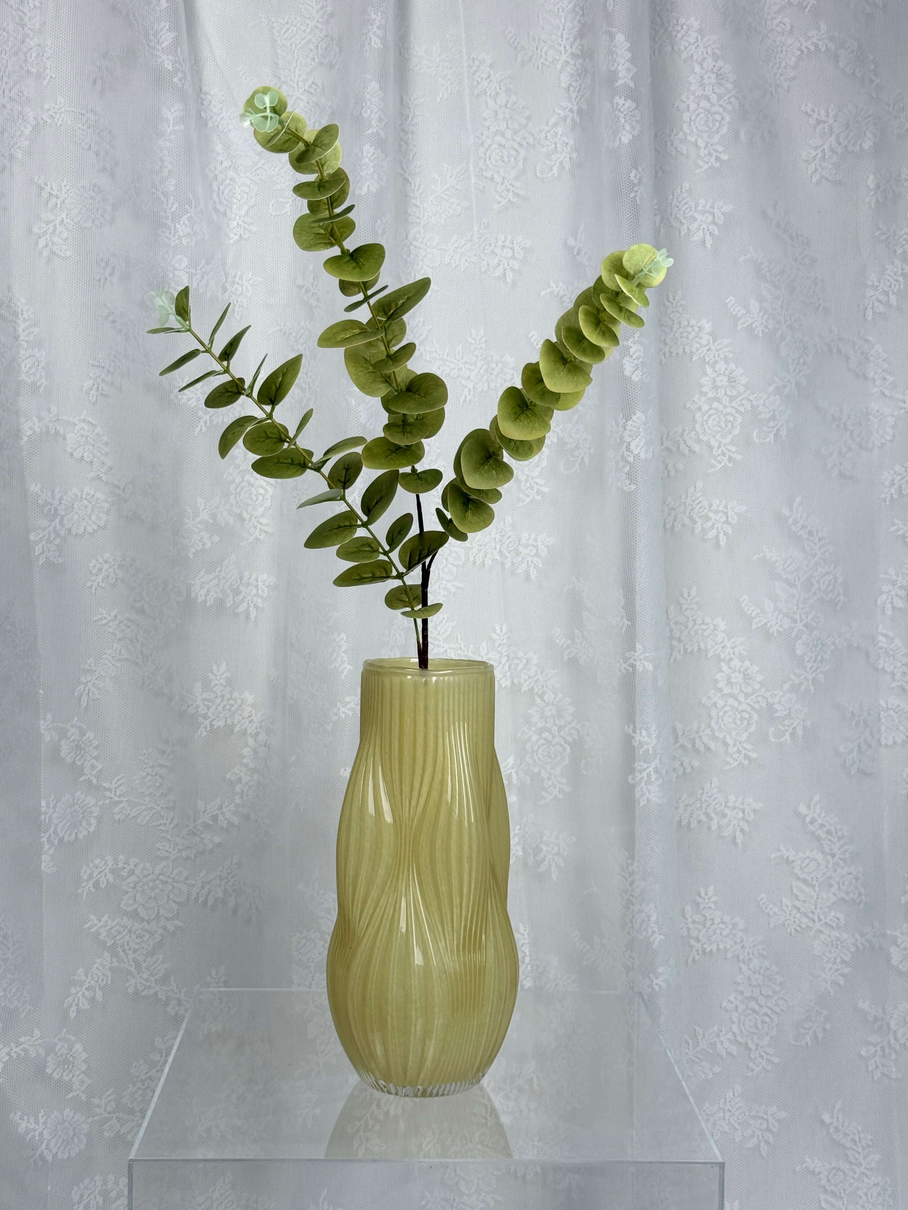 Naturtro kunstig eukalyptus i lys grøn med realistiske blomsterblade - Fleuristic